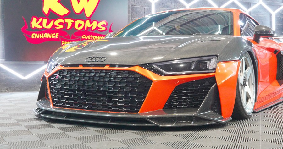 carbon fibre bonnet on bagged Audi R8 v10 