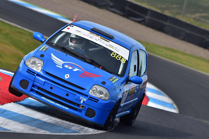 Renault Clio 172 braking on track