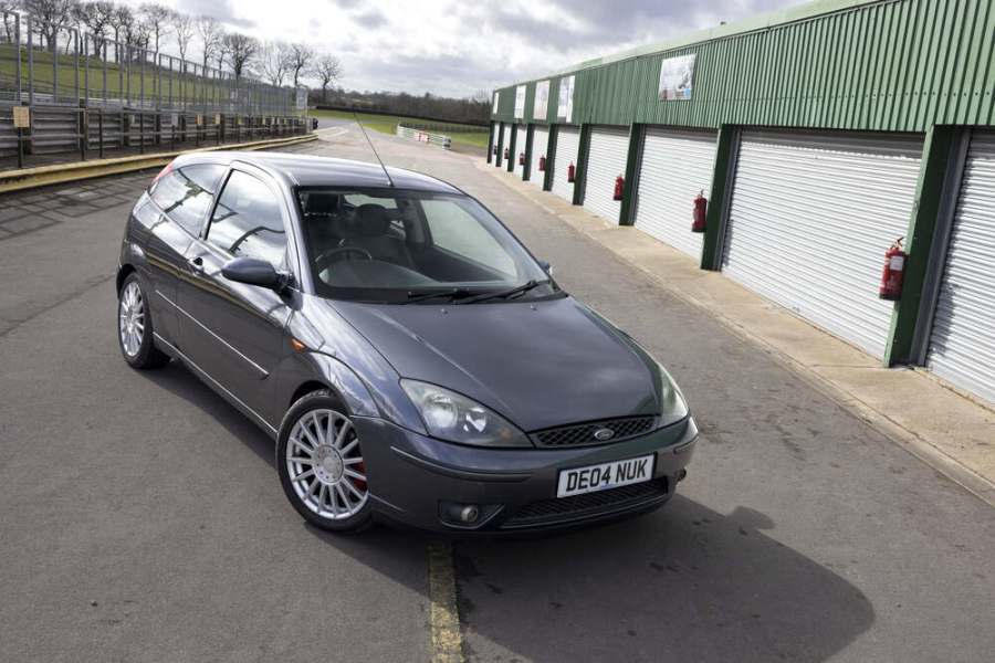 Ford Focus ST170 in the pitlane at Mallory Park race track