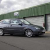 Ford Focus ST170 in the pitlane at Mallory Park race track