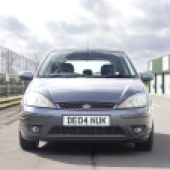 Ford Focus ST170 in the pitlane at Mallory Park race track