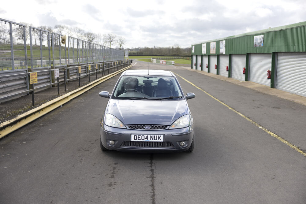 Ford Focus ST170 parked in the pit lane at Mallory Park race track