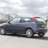 Ford Focus ST170 in the pitlane at Mallory Park race track