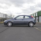 Ford Focus ST170 in the pitlane at Mallory Park race track