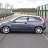 Ford Focus ST170 in the pitlane at Mallory Park race track