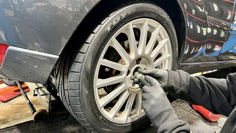 fitting a wheel and tyre to Ford Focus ST170
