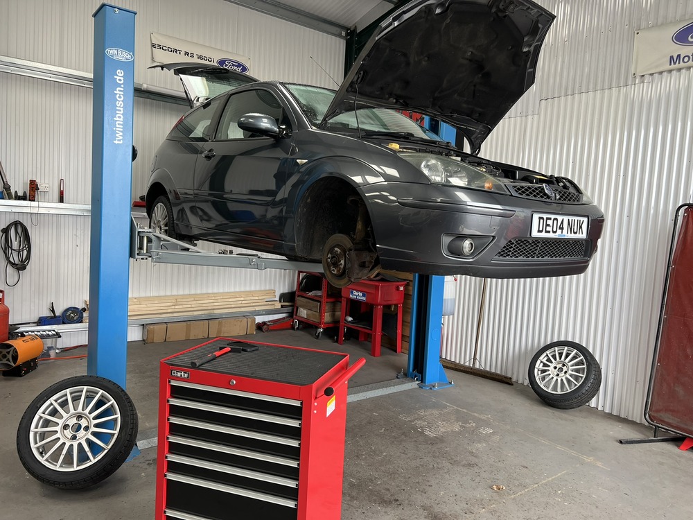Ford Focus ST170 on ramp