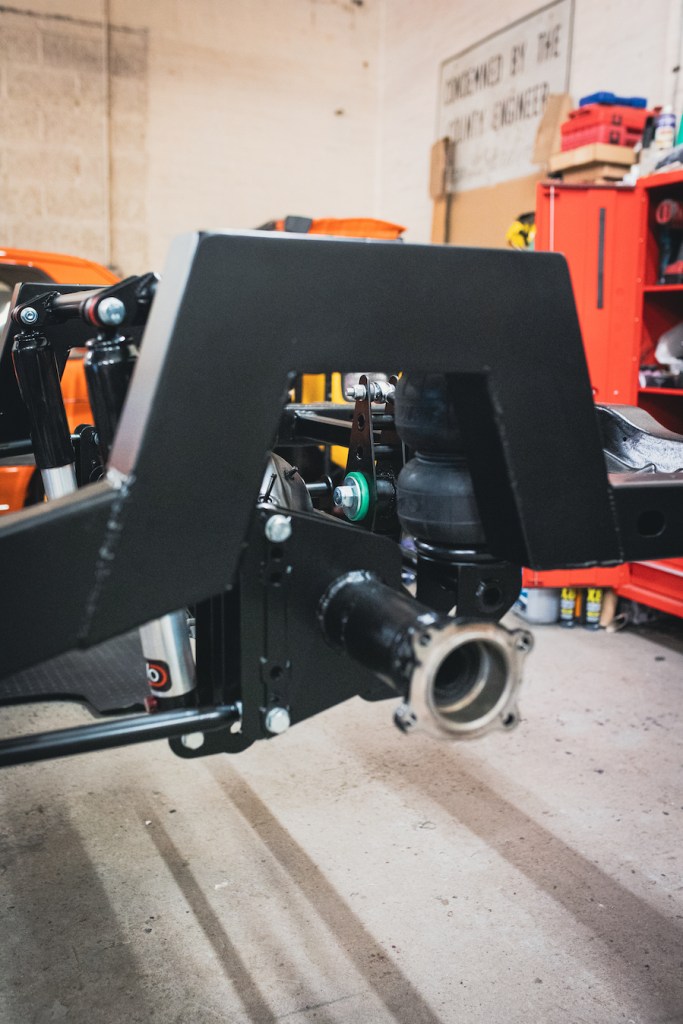 Raised rear chassis leg