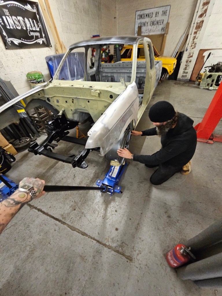 Tom v Dale 3 - Wheels lowering jack